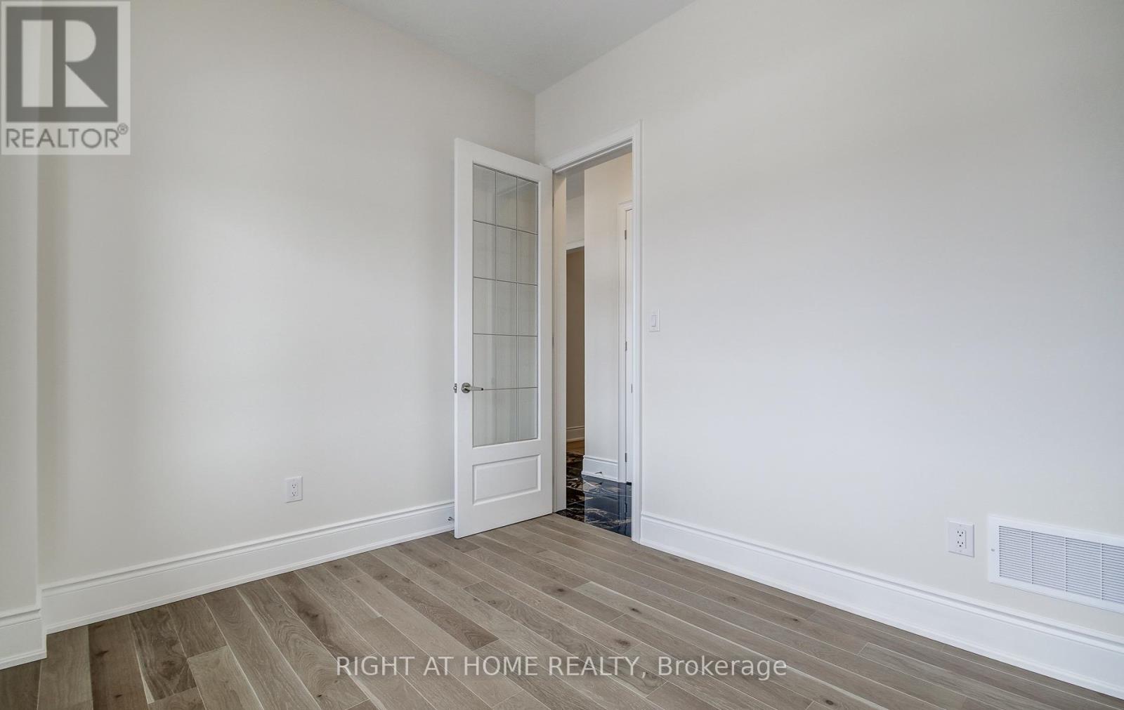 51 Lorrain Hand Crescent, Georgina, Ontario  L4P 0T2 - Photo 5 - N12774940