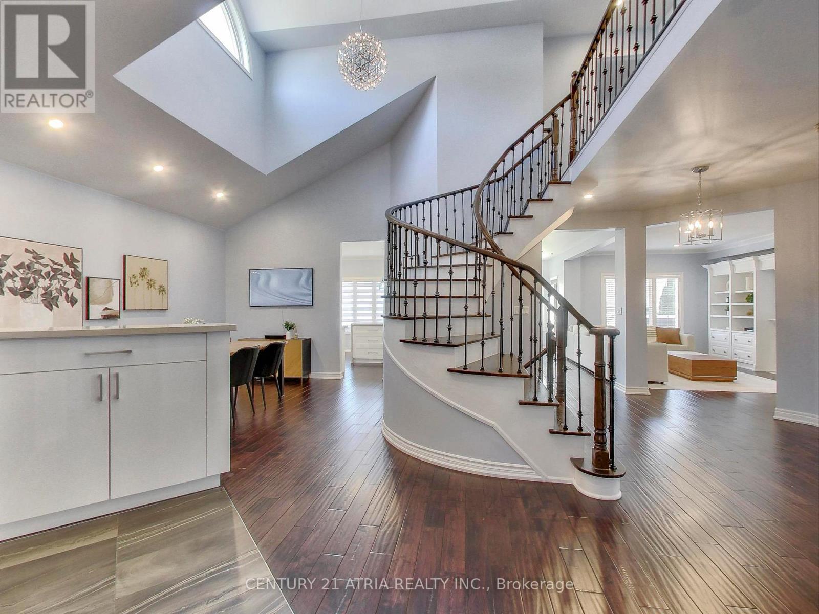 2 Whalen Court, Richmond Hill, Ontario  L4C 9T5 - Photo 3 - N12774960