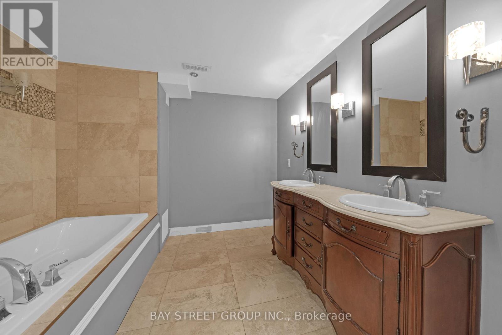 7 Kemano Road, Aurora, Ontario  L4G 2X9 - Photo 10 - N12685254