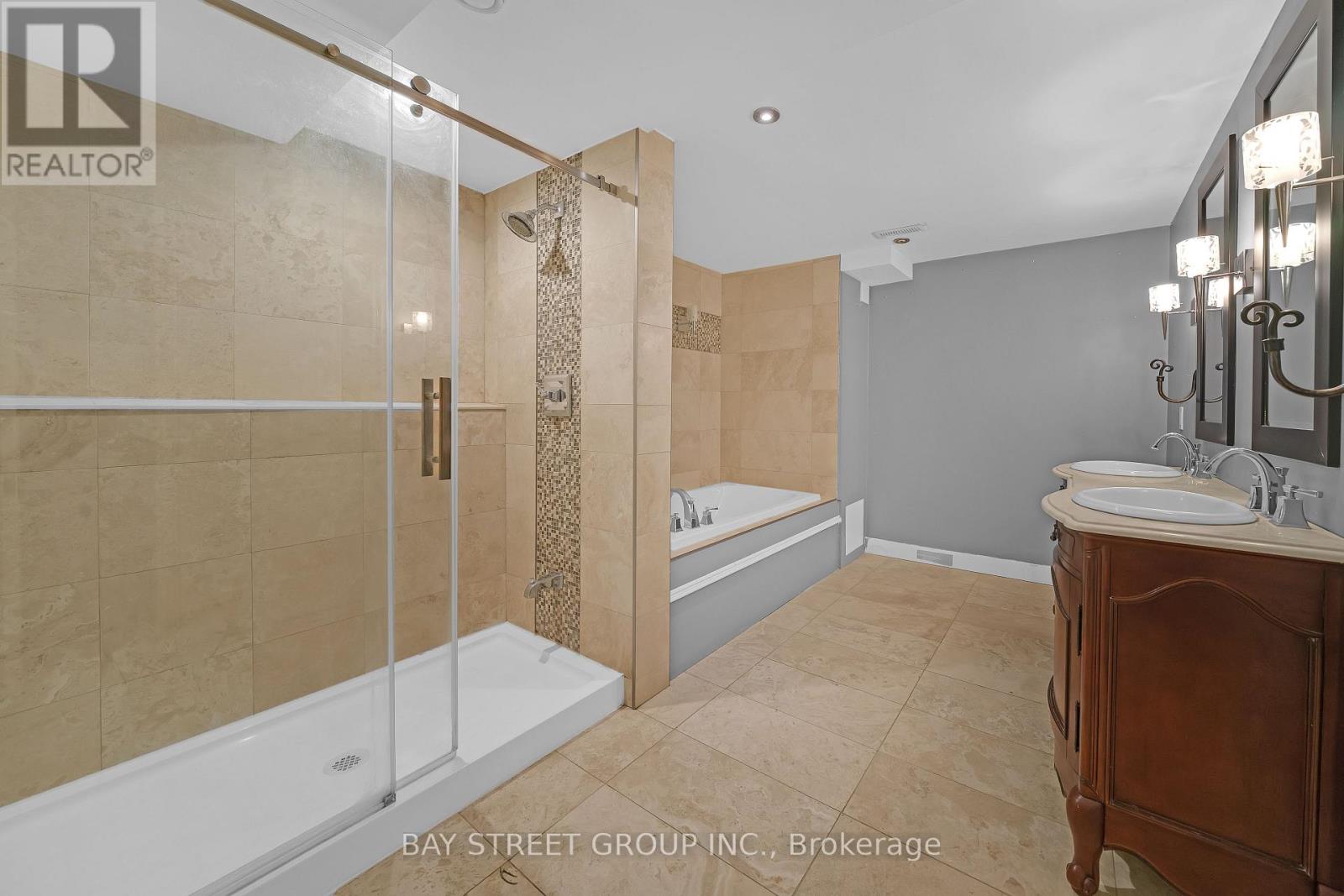 7 Kemano Road, Aurora, Ontario  L4G 2X9 - Photo 9 - N12685254