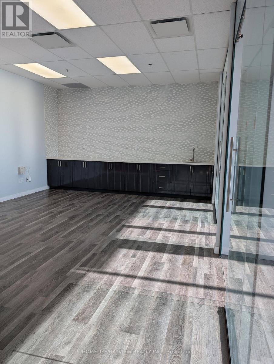 405 - 218 Export Boulevard N, Mississauga, Ontario  L5S 0A7 - Photo 5 - W12772654