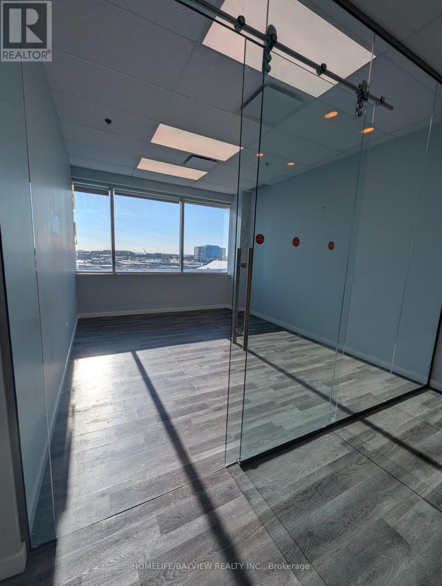 405 - 218 Export Boulevard N, Mississauga, Ontario  L5S 0A7 - Photo 6 - W12772654