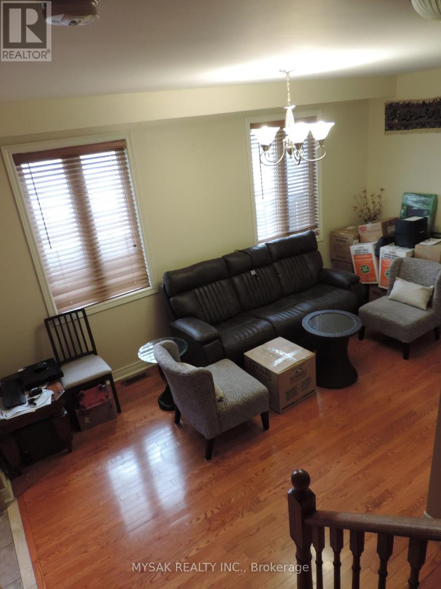 1016 Caven Street, Mississauga, Ontario  L5G 4J4 - Photo 10 - W12774770