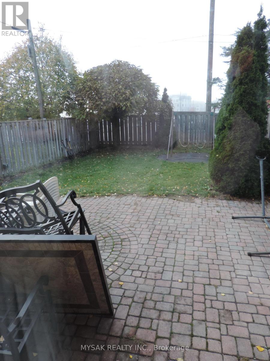 1016 Caven Street, Mississauga, Ontario  L5G 4J4 - Photo 14 - W12774770