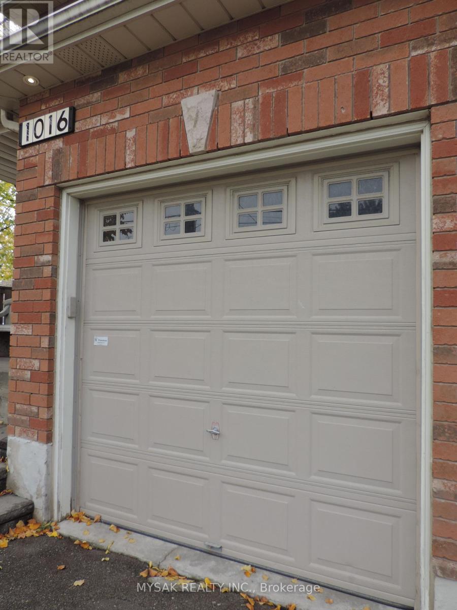 1016 Caven Street, Mississauga, Ontario  L5G 4J4 - Photo 15 - W12774770