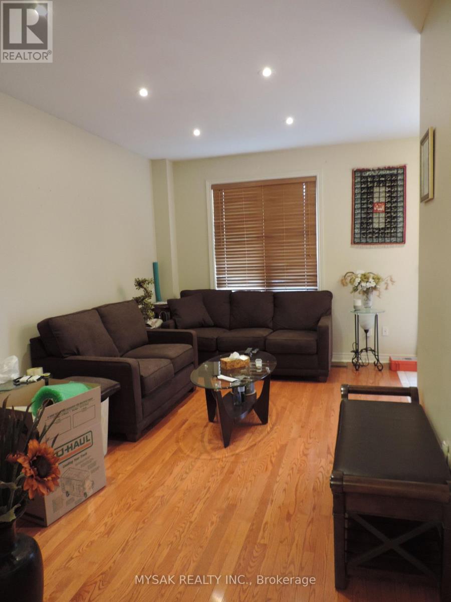 1016 Caven Street, Mississauga, Ontario  L5G 4J4 - Photo 2 - W12774770