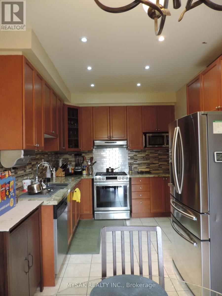 1016 Caven Street, Mississauga, Ontario  L5G 4J4 - Photo 4 - W12774770