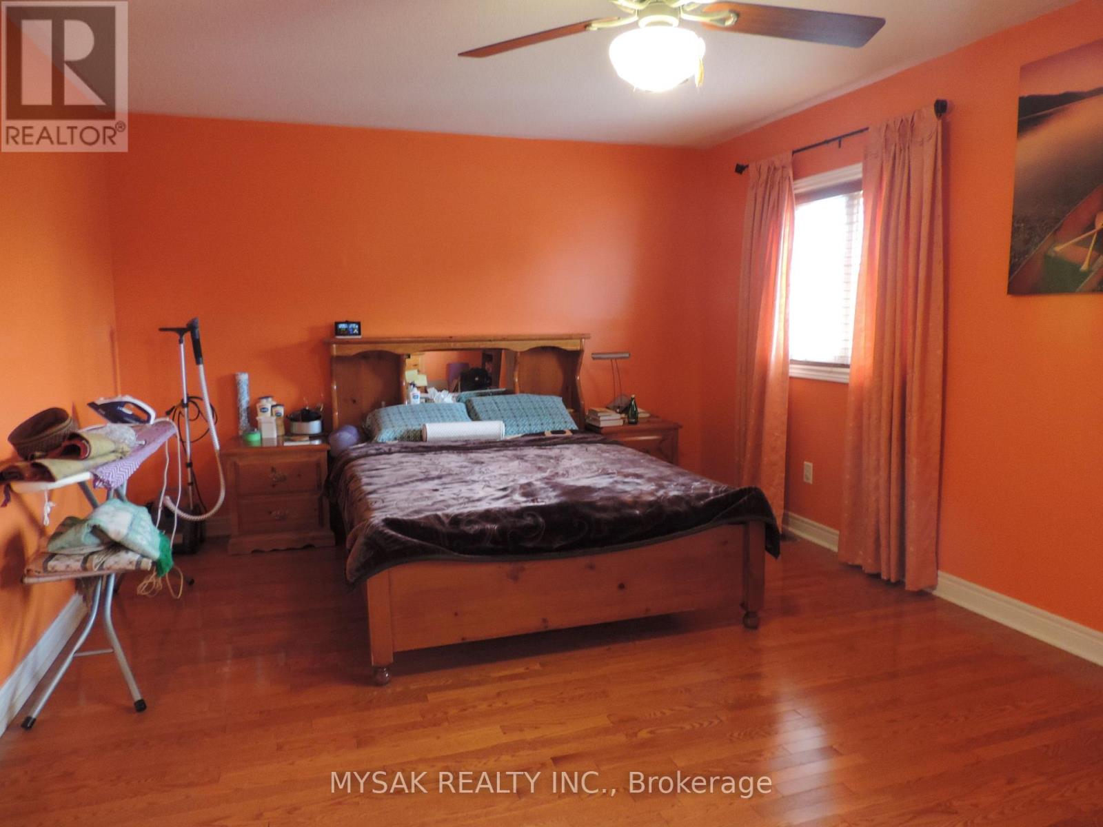 1016 Caven Street, Mississauga, Ontario  L5G 4J4 - Photo 7 - W12774770