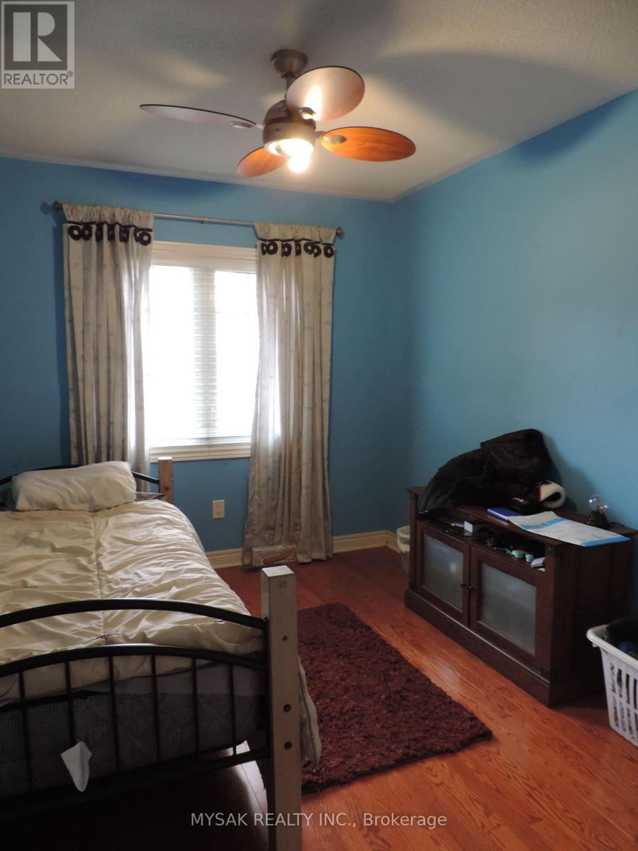 1016 Caven Street, Mississauga, Ontario  L5G 4J4 - Photo 8 - W12774770