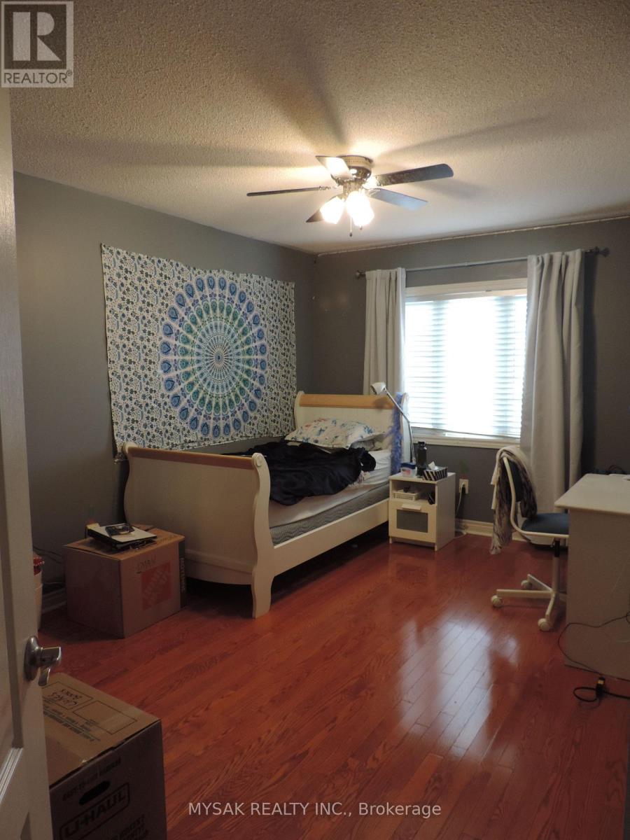 1016 Caven Street, Mississauga, Ontario  L5G 4J4 - Photo 9 - W12774770