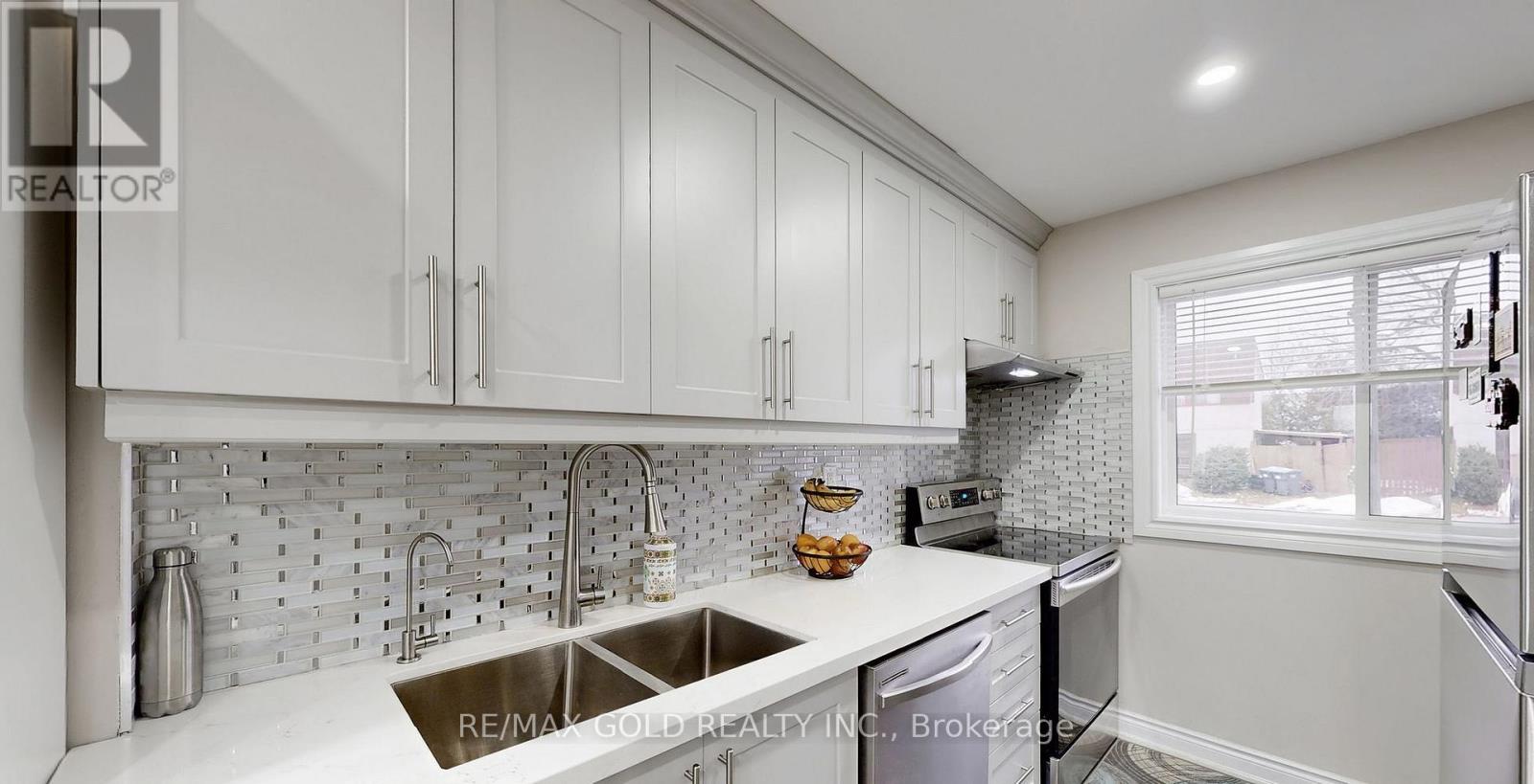 12 Glencastle Square, Brampton, Ontario  L6S 2H8 - Photo 11 - W12774824