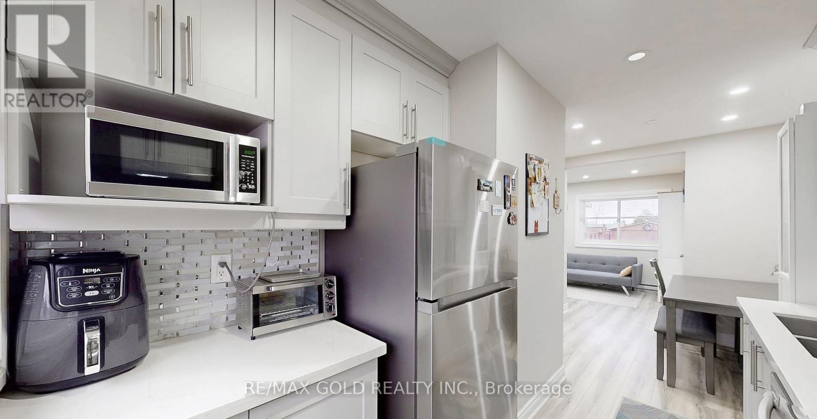 12 Glencastle Square, Brampton, Ontario  L6S 2H8 - Photo 14 - W12774824