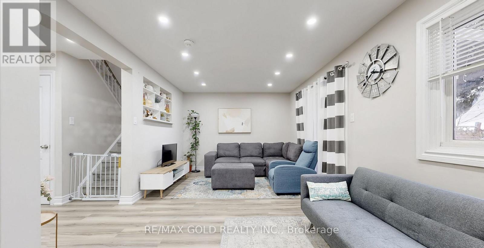 12 Glencastle Square, Brampton, Ontario  L6S 2H8 - Photo 2 - W12774824