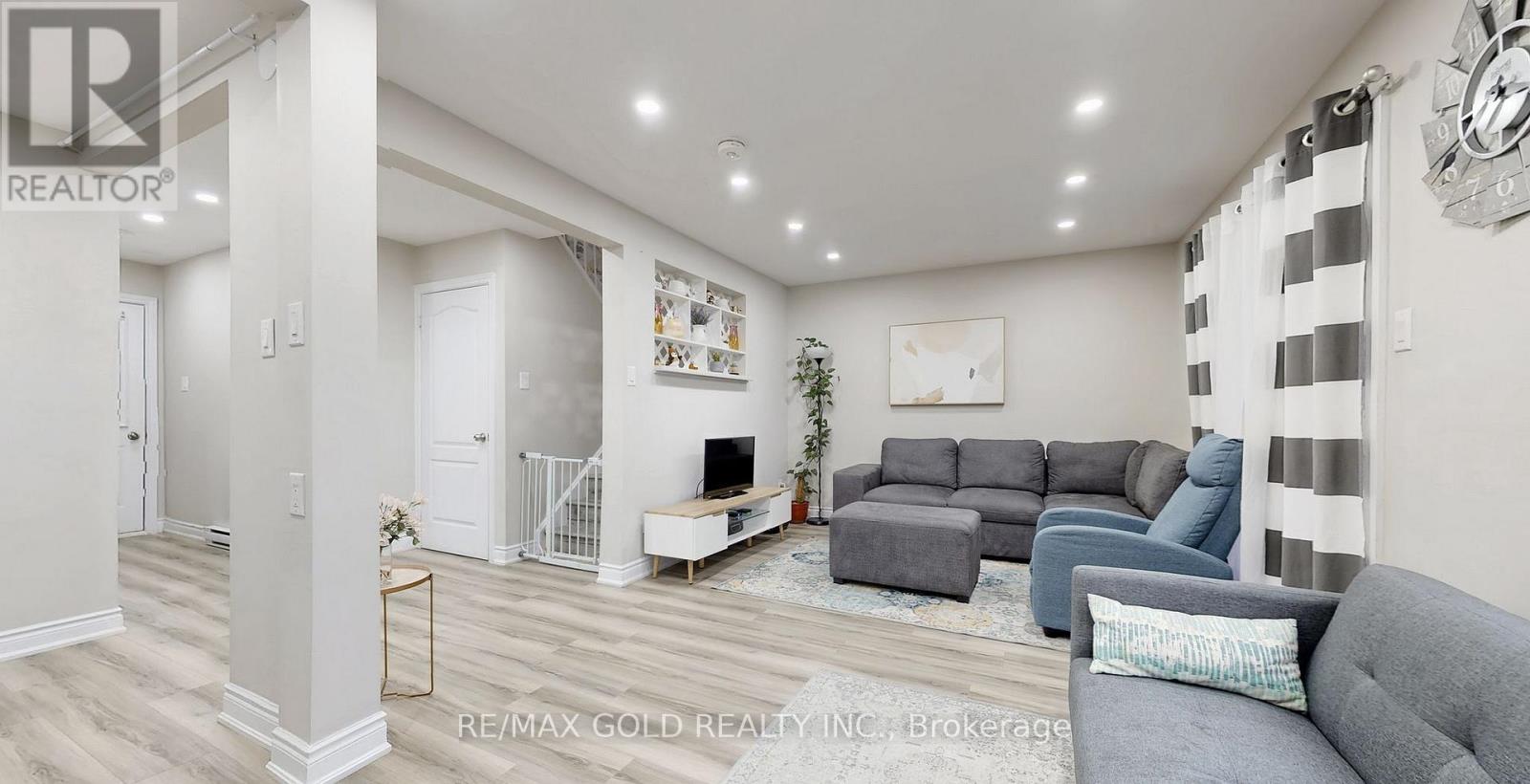 12 Glencastle Square, Brampton, Ontario  L6S 2H8 - Photo 3 - W12774824