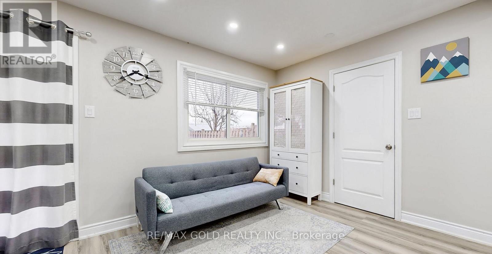 12 Glencastle Square, Brampton, Ontario  L6S 2H8 - Photo 4 - W12774824