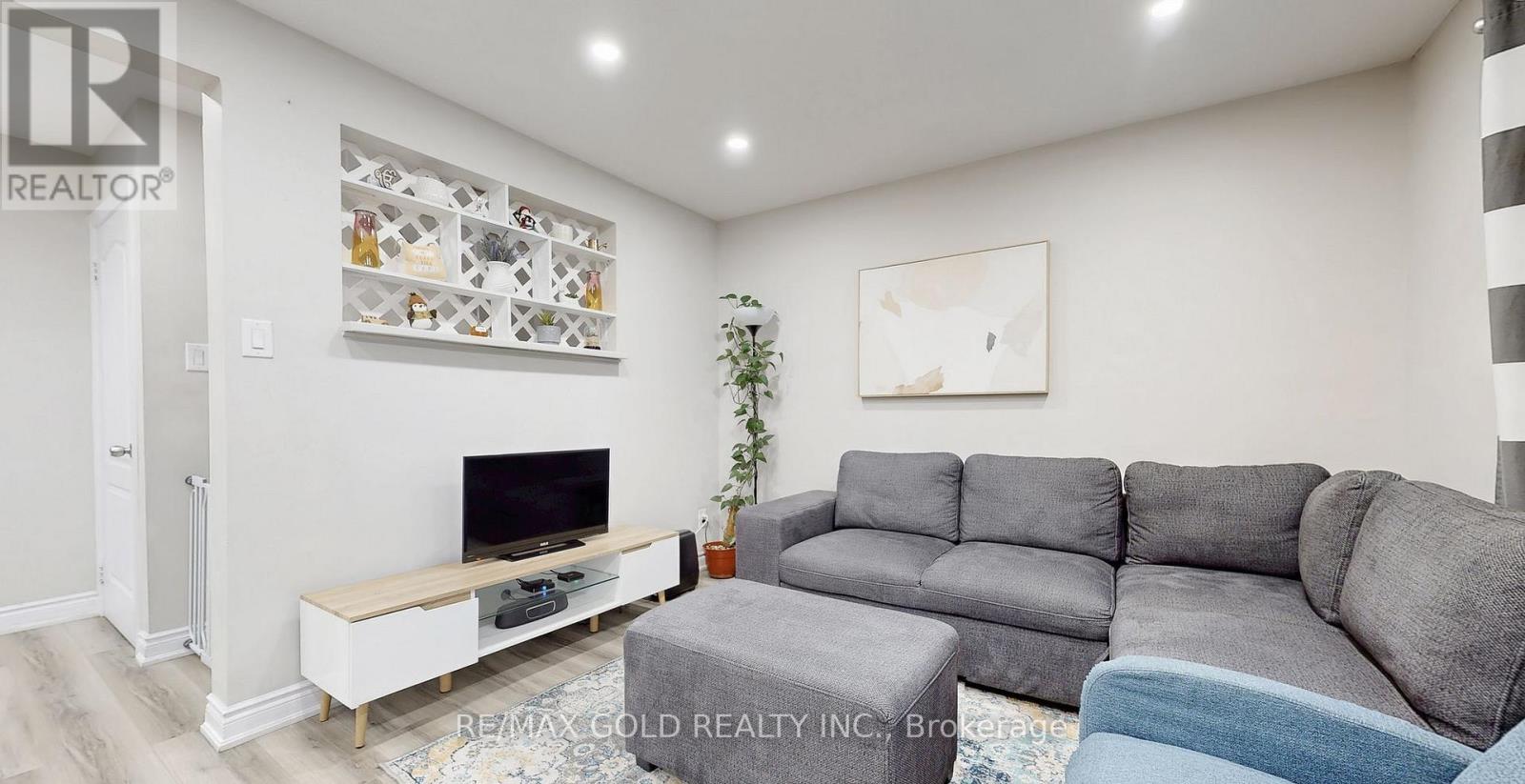 12 Glencastle Square, Brampton, Ontario  L6S 2H8 - Photo 6 - W12774824