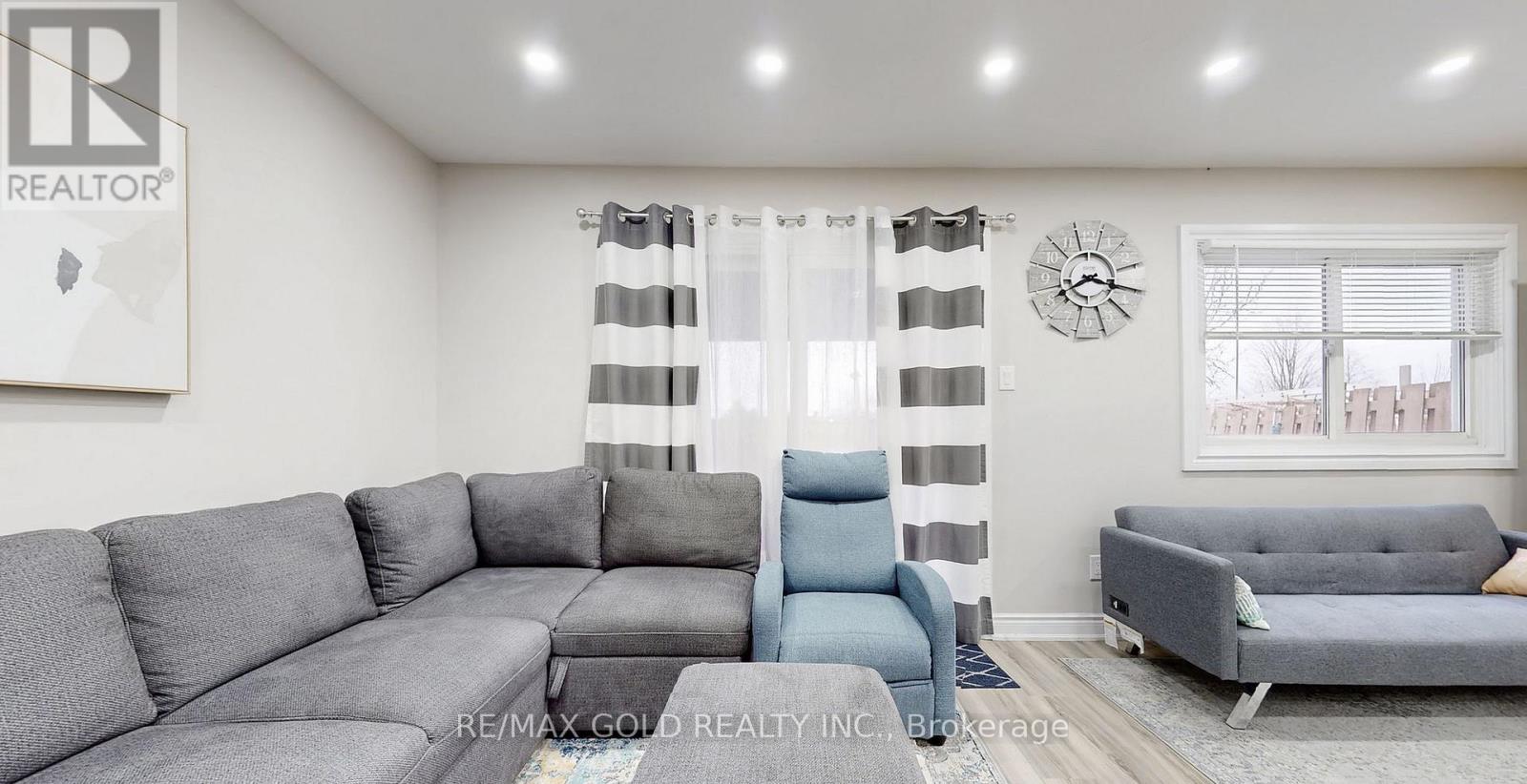 12 Glencastle Square, Brampton, Ontario  L6S 2H8 - Photo 7 - W12774824