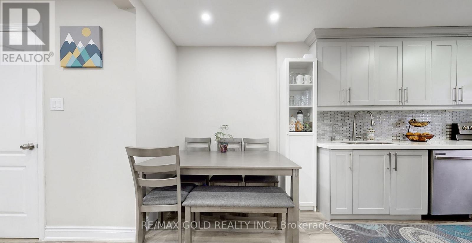 12 Glencastle Square, Brampton, Ontario  L6S 2H8 - Photo 9 - W12774824