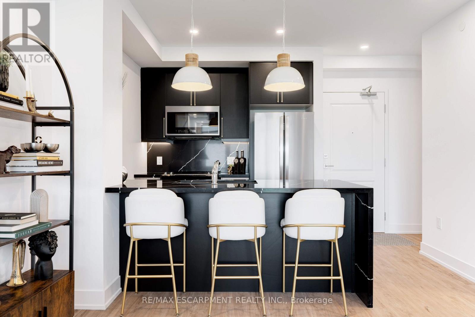 803 - 470 Dundas Street E, Hamilton, Ontario  L8B 2A6 - Photo 2 - X12774854