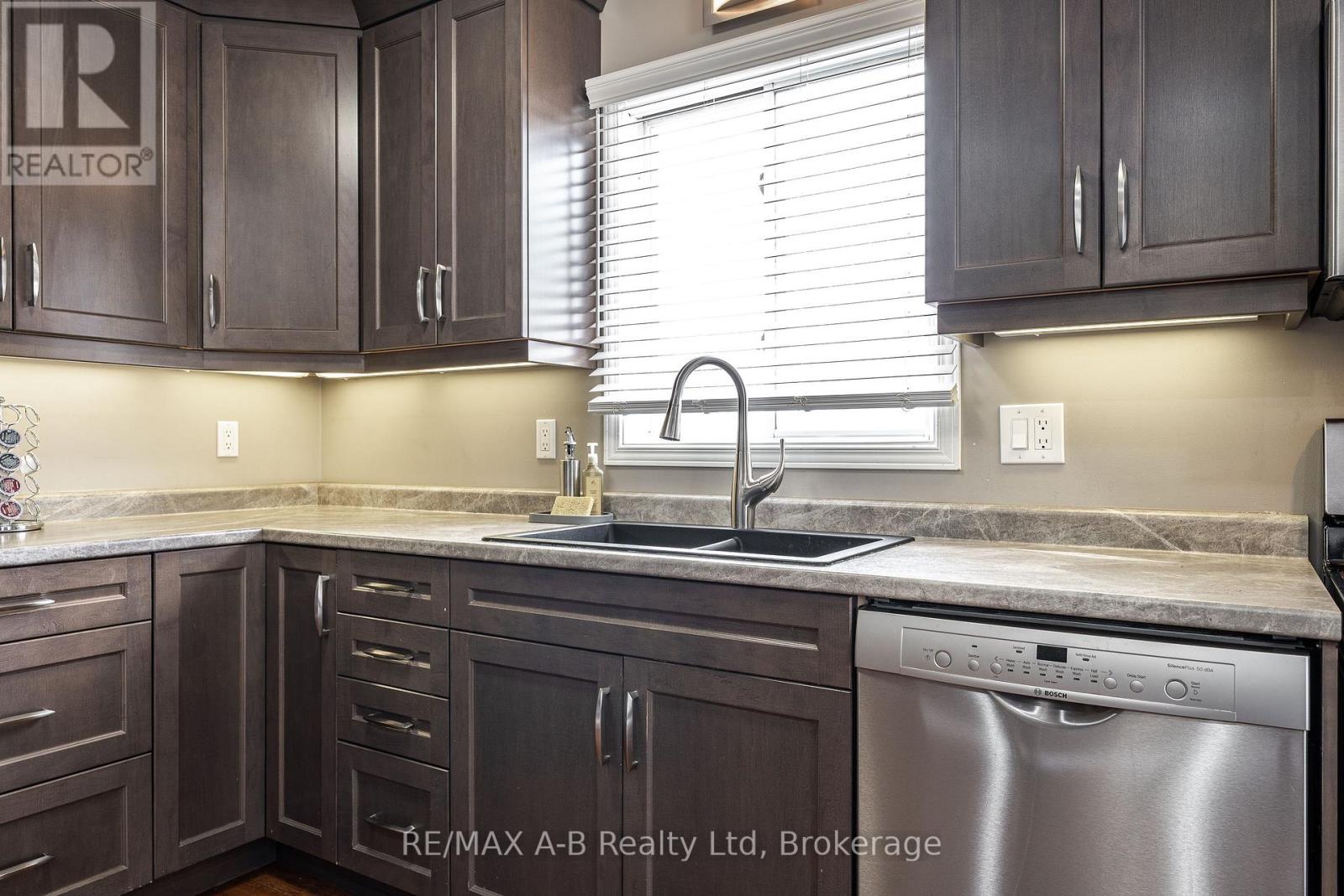 35 Maxwell Street, St. Marys, Ontario  N4X 1B3 - Photo 12 - X12775074