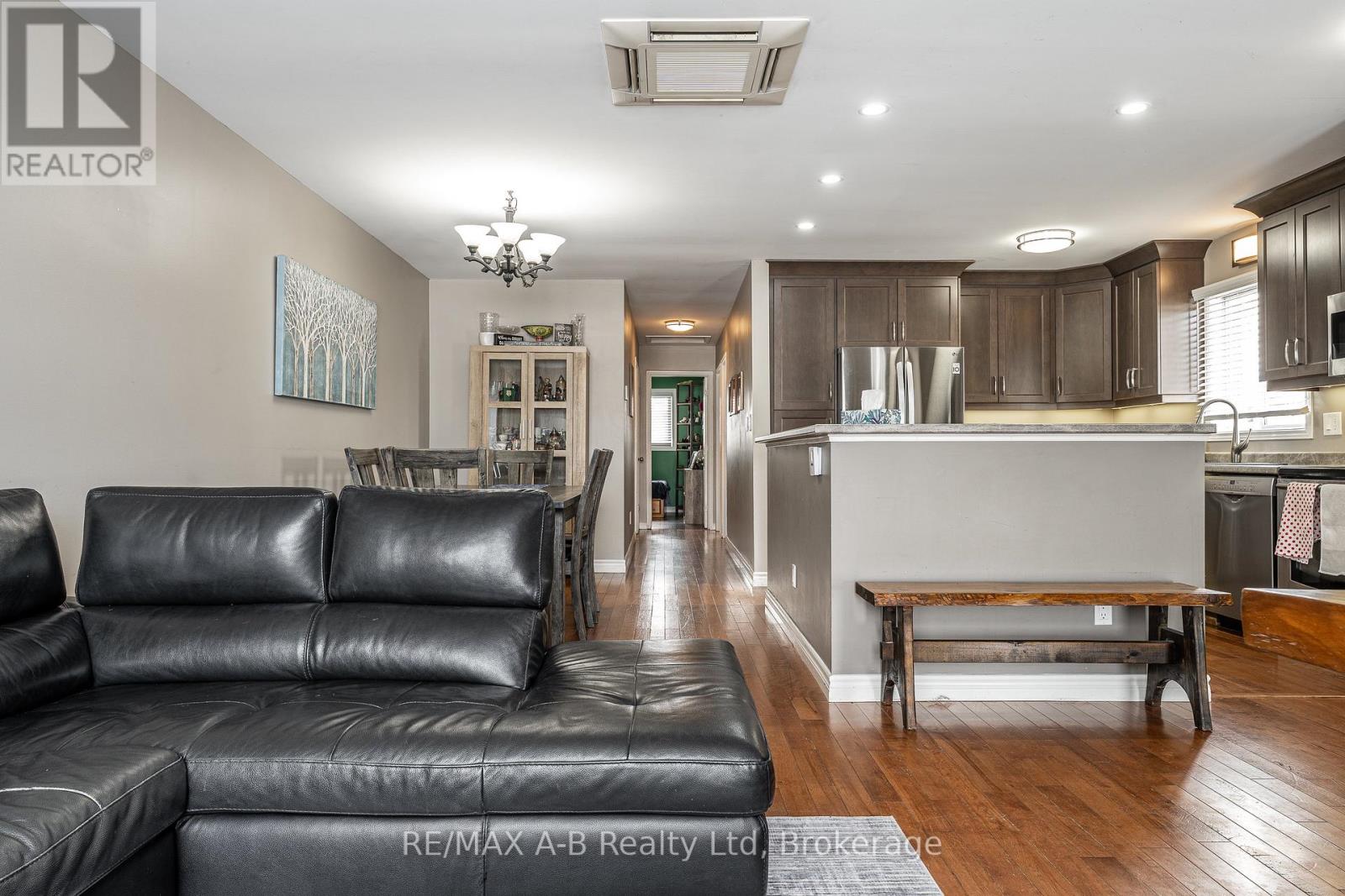 35 Maxwell Street, St. Marys, Ontario  N4X 1B3 - Photo 8 - X12775074