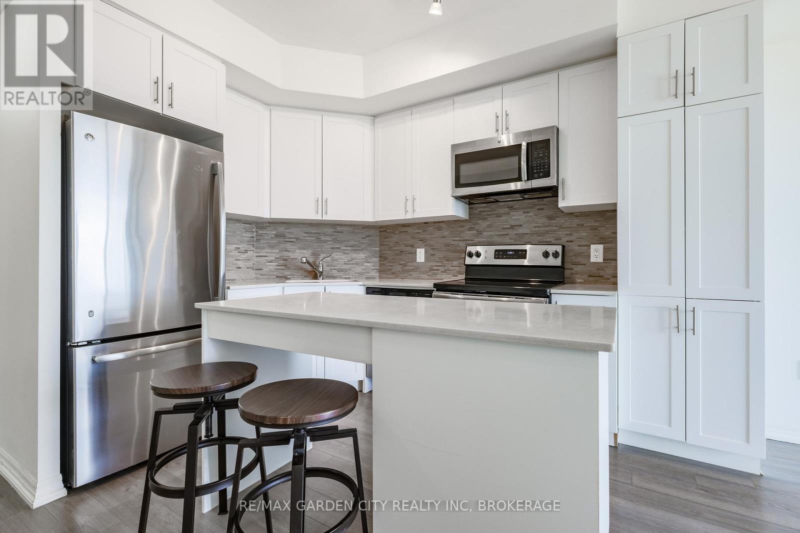 560 North Service Road, Grimsby, Ontario  L3M 0G1 - Photo 4 - X12775066