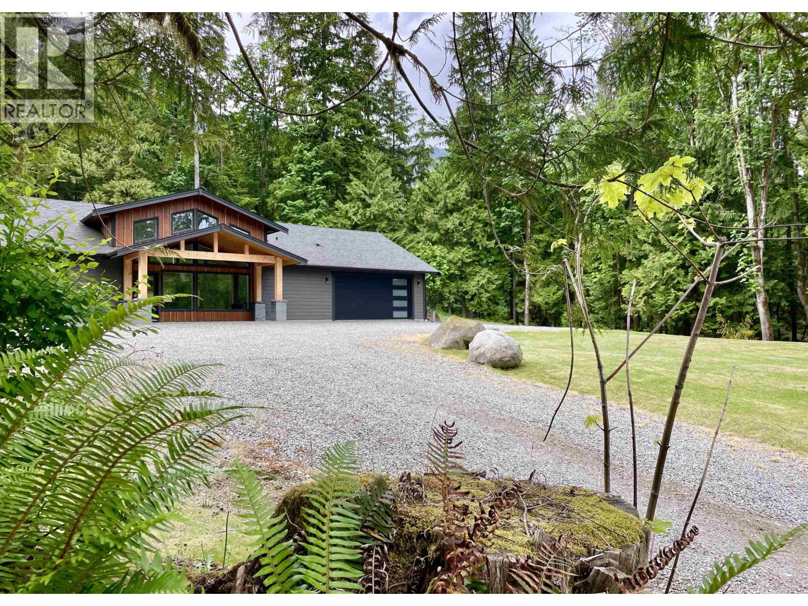 2061 Twin Creeks Road, Langdale, British Columbia  V0N 1V6 - Photo 2 - R3088370