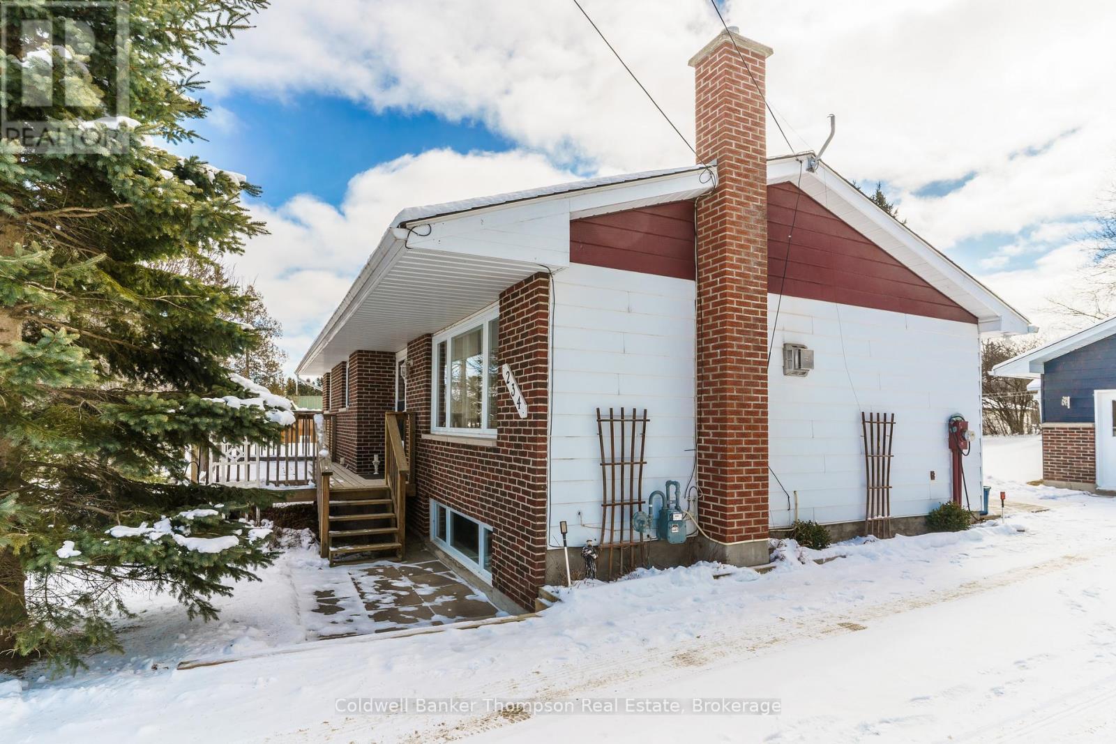 234 Yonge Street, Burk's Falls, Ontario  P0A 1C0 - Photo 2 - X12078423