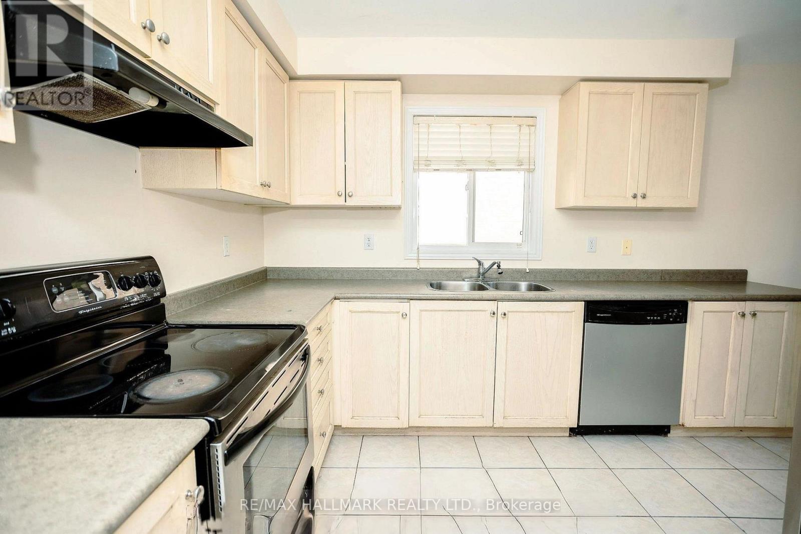 384 Flagstone Way, Newmarket, Ontario  L3X 2R3 - Photo 4 - N12774174