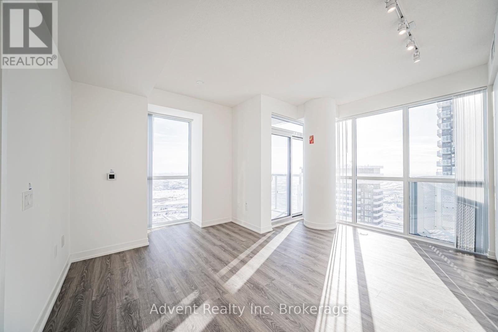 5512 - 8 Interchange Way, Vaughan, Ontario  L4K 0R2 - Photo 4 - N12775020