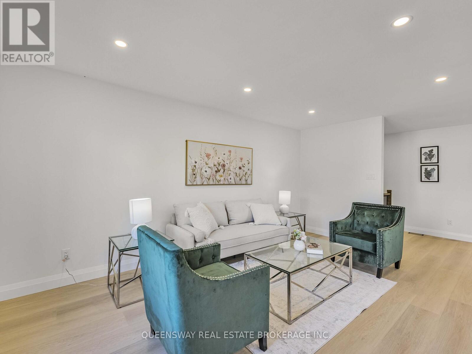 1128 Pinegrove Road, Oakville, Ontario  L6L 2W6 - Photo 5 - W12775076