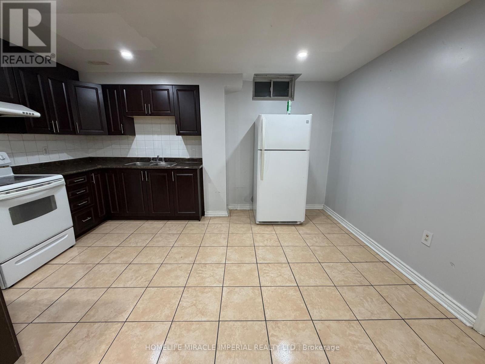 2 Attview Crescent, Brampton, Ontario  L6P 2R6 - Photo 2 - W12775122