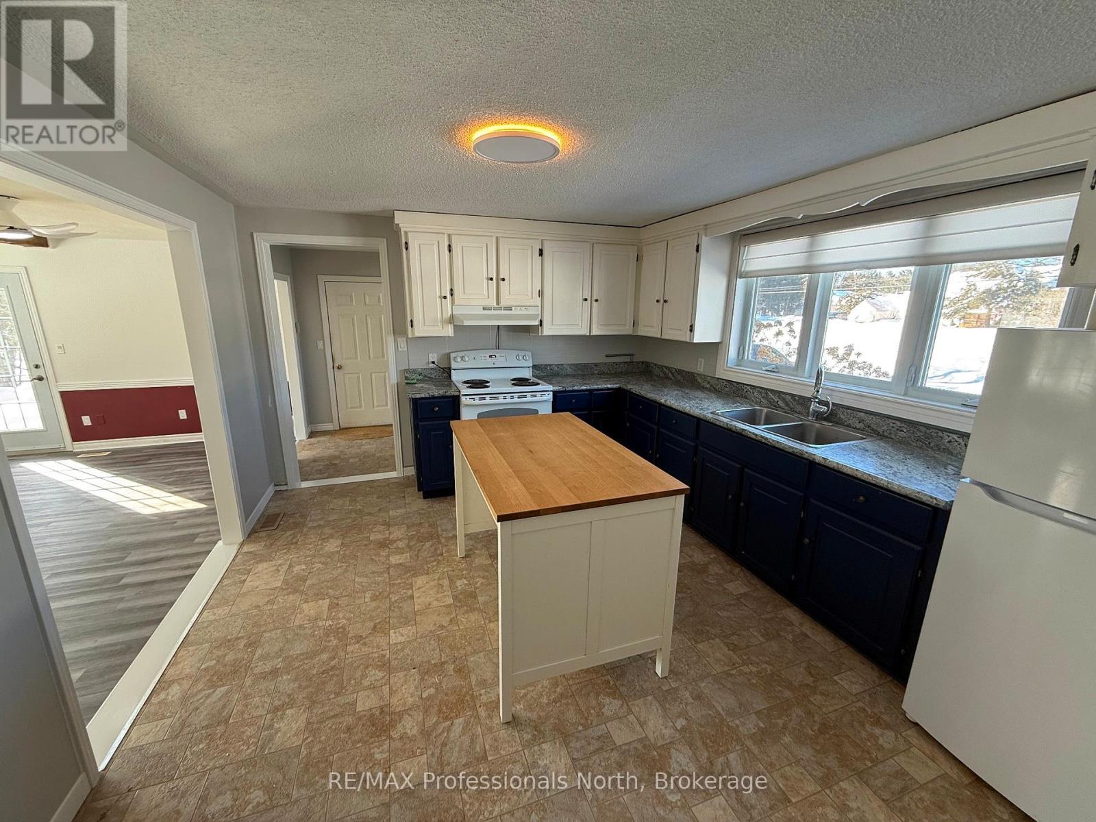 16 Anson Street, Minden Hills, Ontario  K0M 2K0 - Photo 7 - X12775386