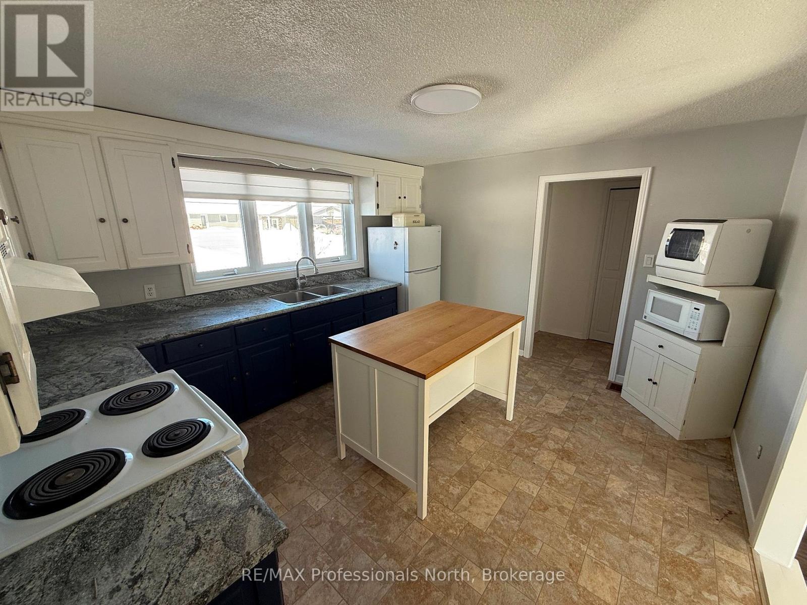 16 Anson Street, Minden Hills, Ontario  K0M 2K0 - Photo 8 - X12775386