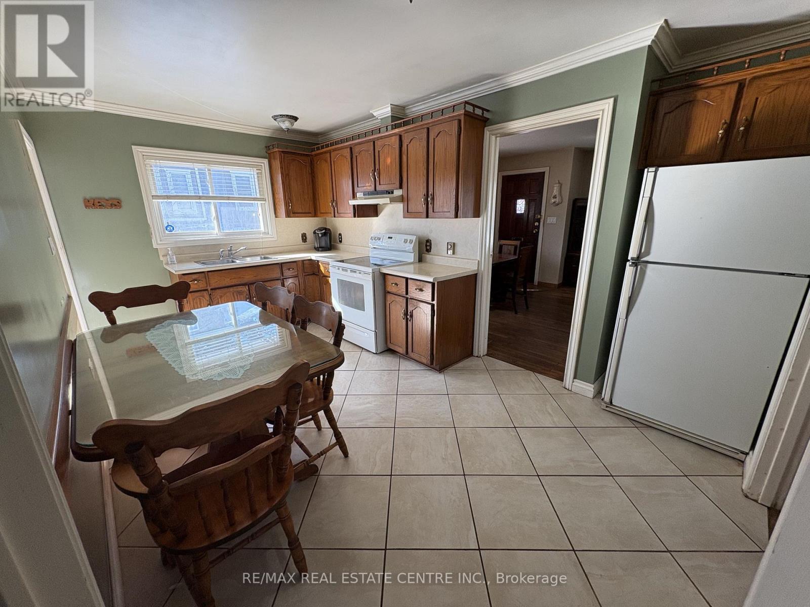 260 Sydney Street, Milton, Ontario  L9T 1E1 - Photo 10 - W12509330