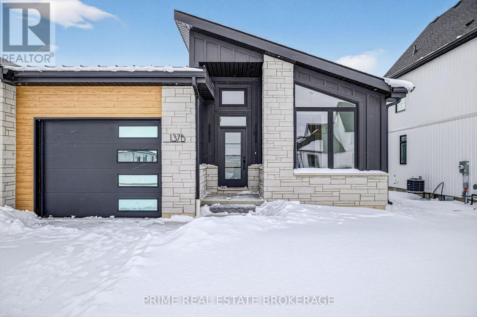 <div class="slider-price">$619,000</div><p>B - 137 Harvest Lane, Dutton/dunwich, Ontario</p>