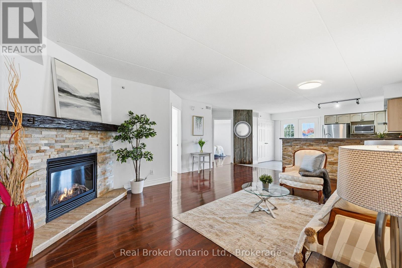 315 - 1480 Bishops Gate Nw, Oakville, Ontario  L6M 4N4 - Photo 3 - W12775174