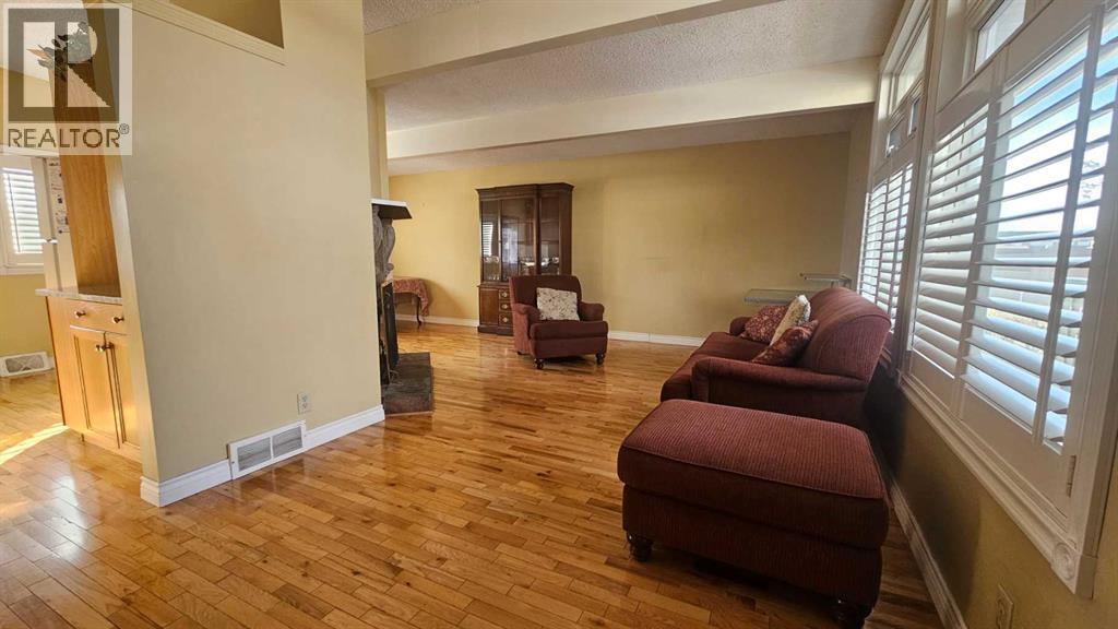 4 Clarendon Road Nw, Calgary, Alberta  T2L 0P1 - Photo 3 - A2285041