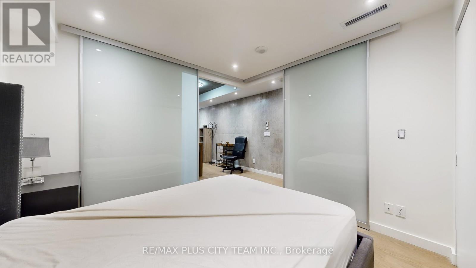 519 - 111 Bathurst Street, Toronto, Ontario  M5V 0M9 - Photo 10 - C12775430