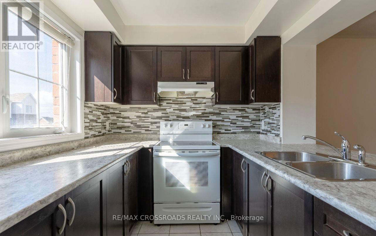 1060 Clipper Lane, Pickering, Ontario  L1X 0E9 - Photo 4 - E12775322