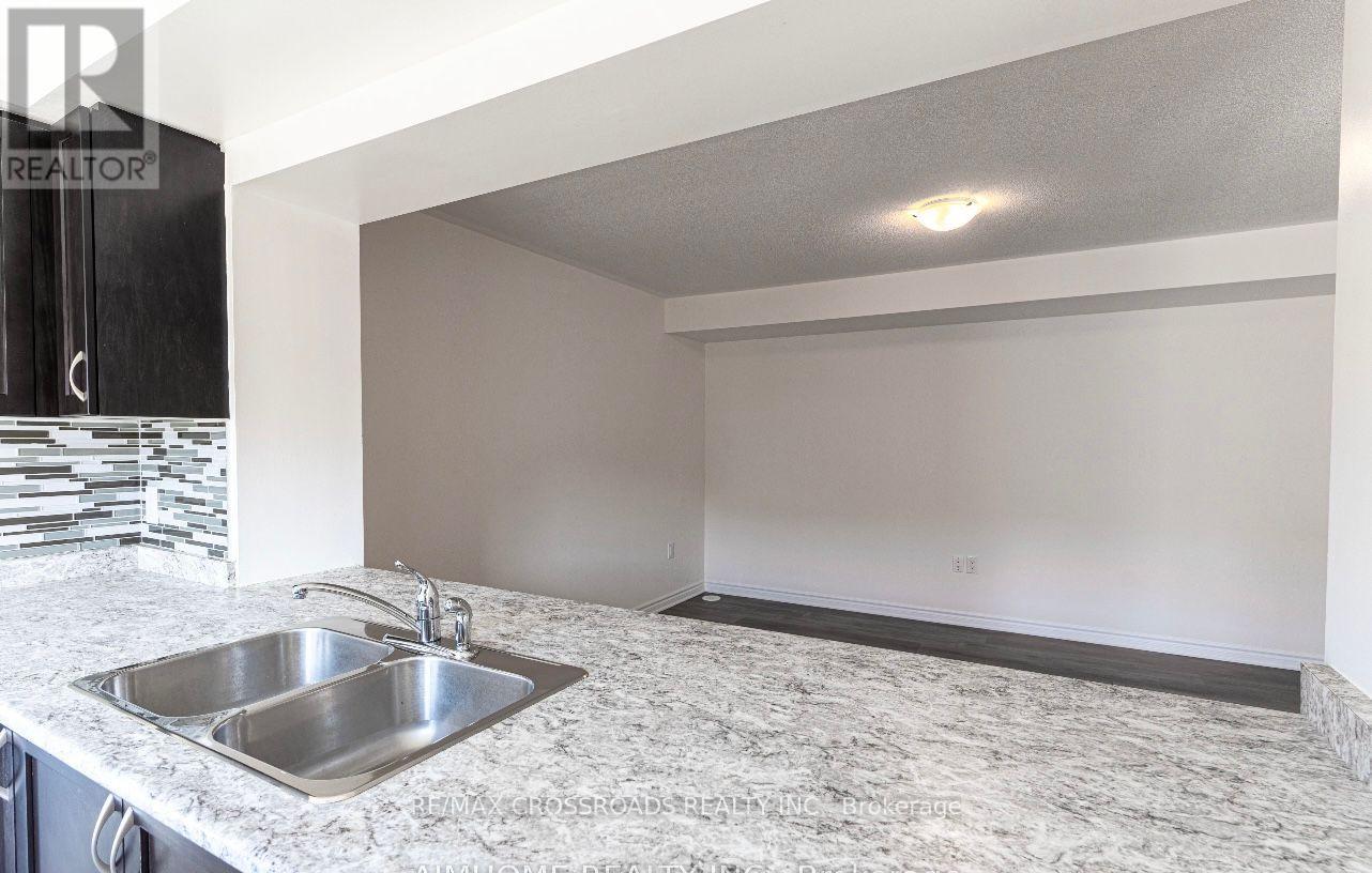 1060 Clipper Lane, Pickering, Ontario  L1X 0E9 - Photo 6 - E12775322