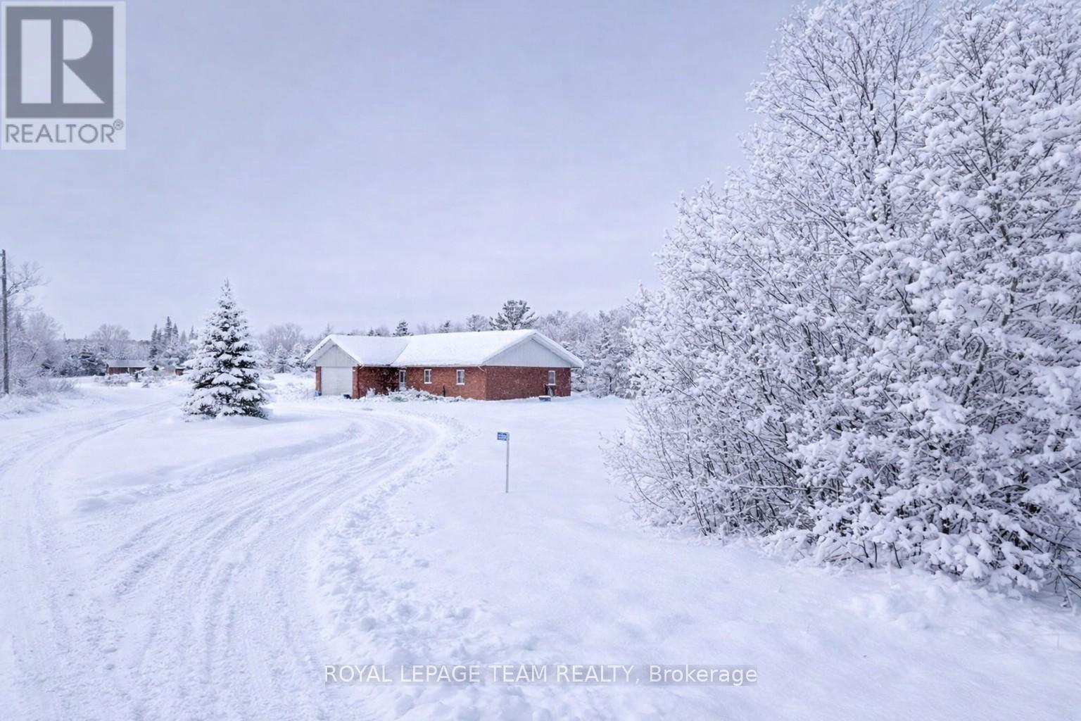 <div class="slider-price">$1,249,000</div><p>5296 Panmure Road, Mississippi Mills, Ontario</p>