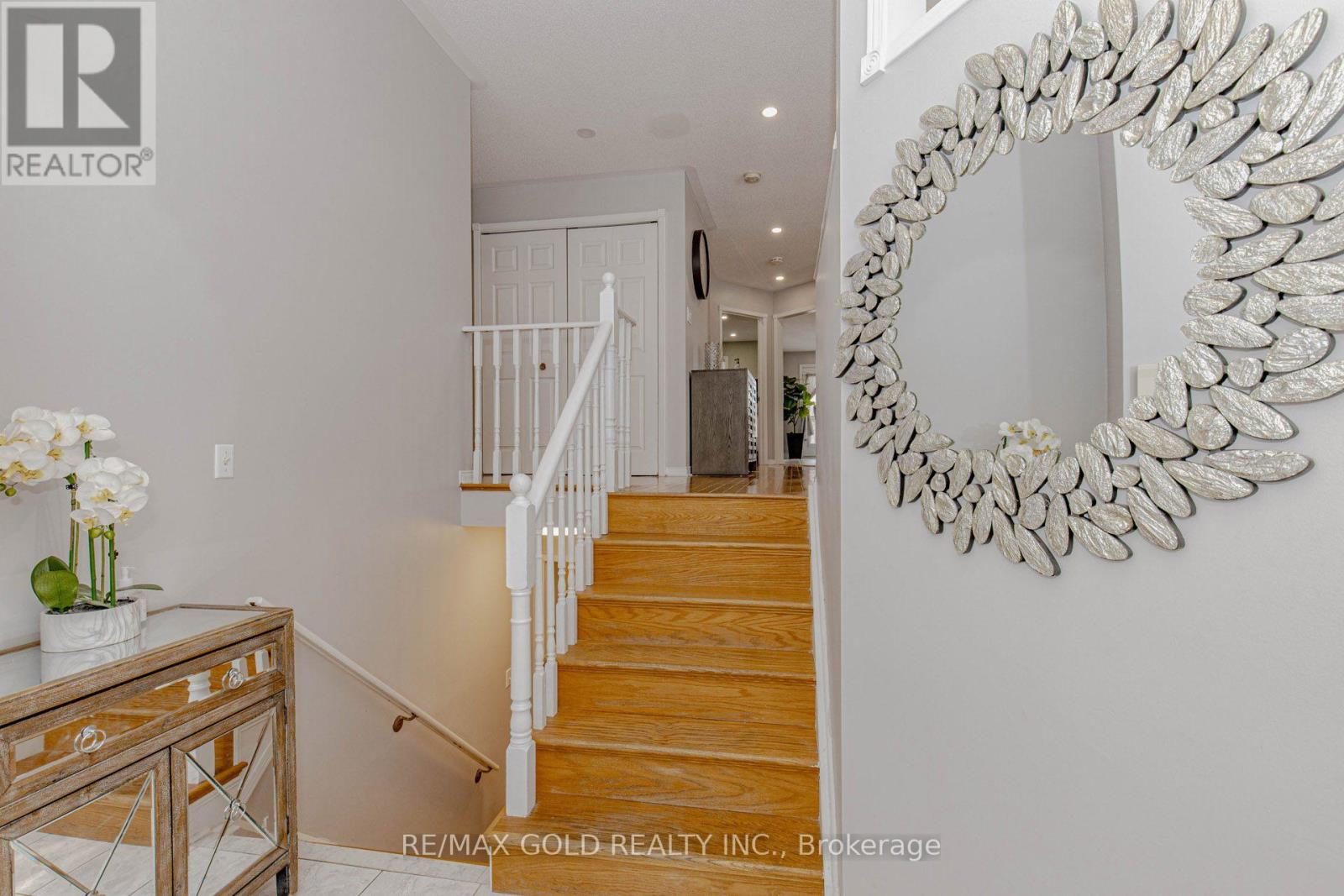 32 Aspenwood Trail, Caledon, Ontario  L7C 1B7 - Photo 4 - W12775212