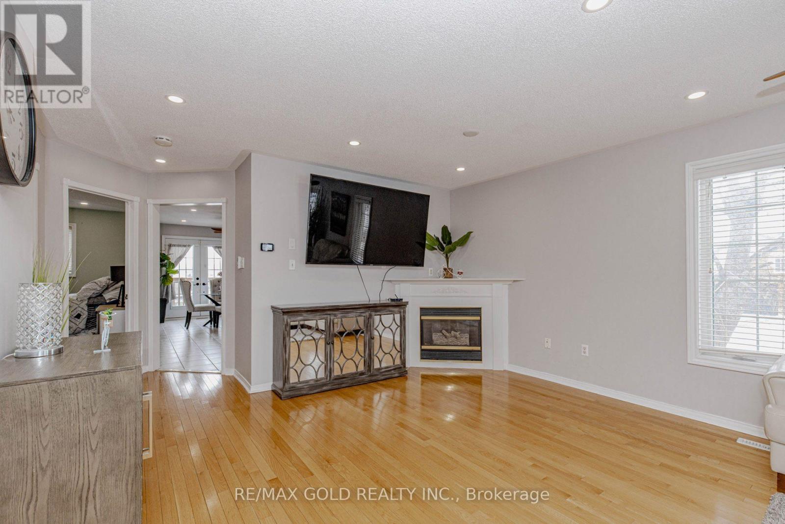 32 Aspenwood Trail, Caledon, Ontario  L7C 1B7 - Photo 7 - W12775212