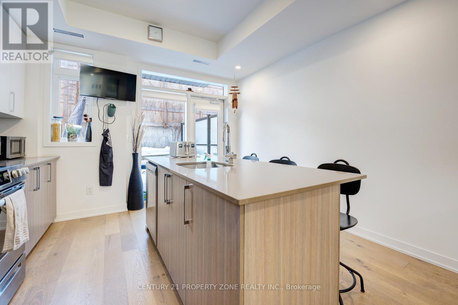 102 - 110 Canon Jackson Drive, Toronto, Ontario  M6M 0C1 - Photo 7 - W12752764