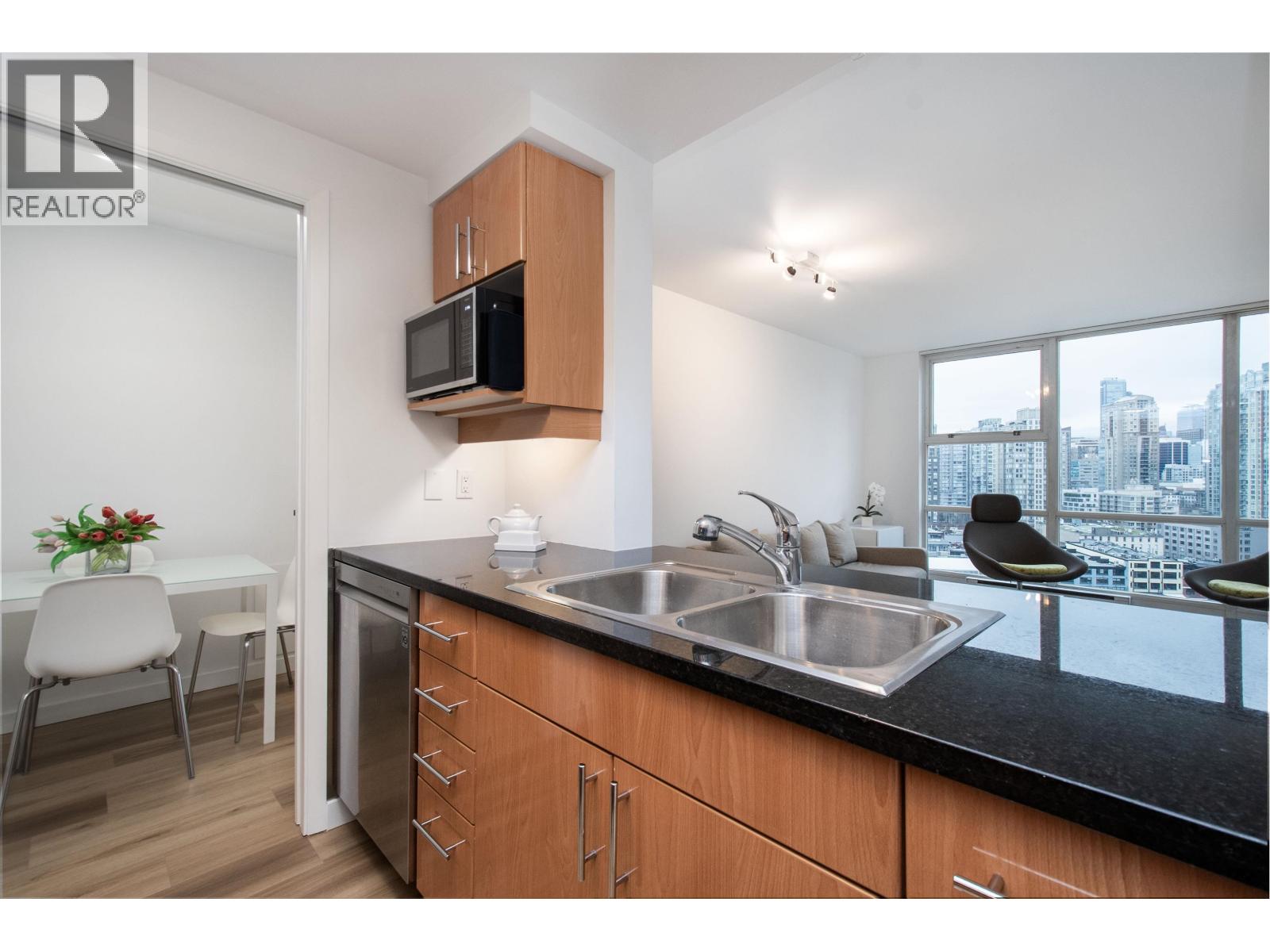 Listing Picture 12 of 33 : 2105 193 AQUARIUS MEWS, Vancouver / 溫哥華 - 魯藝地產 Yvonne Lu Group - MLS Medallion Club Member