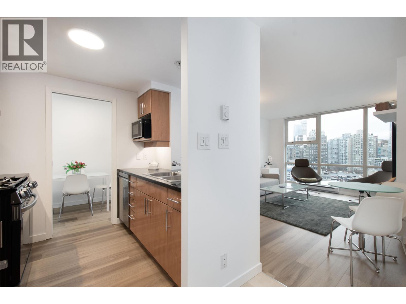 Listing Picture 7 of 33 : 2105 193 AQUARIUS MEWS, Vancouver / 溫哥華 - 魯藝地產 Yvonne Lu Group - MLS Medallion Club Member