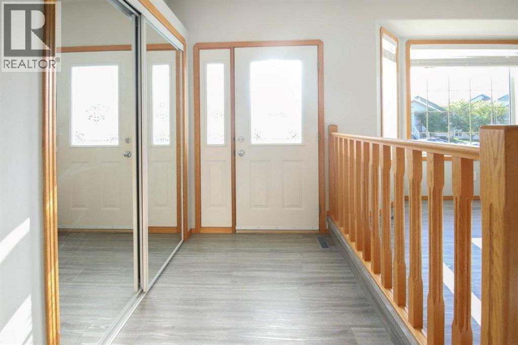 33 Duckering Close, Red Deer, Alberta  T4R 2Z3 - Photo 2 - A2284742