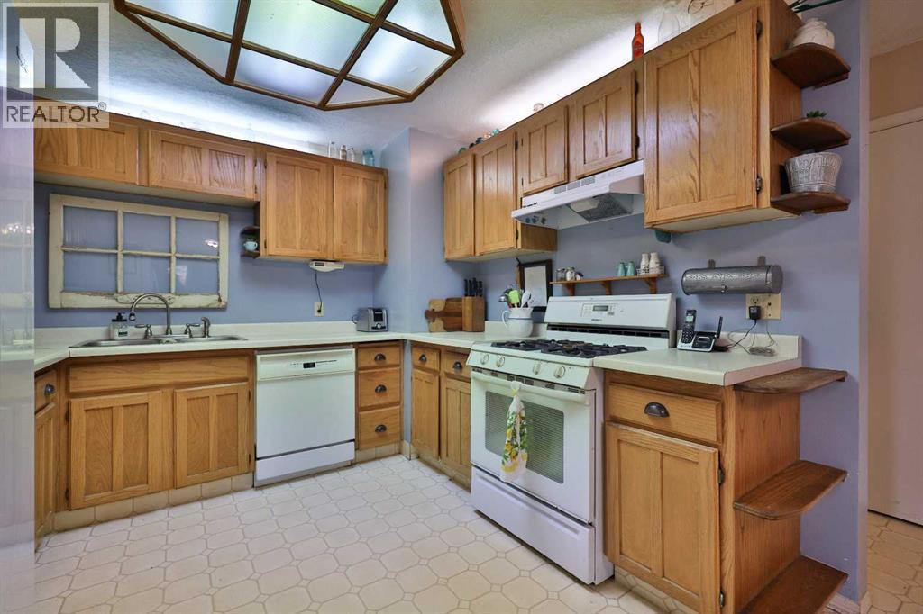 95 N 250 W, Raymond, Alberta  T0K 2S0 - Photo 21 - A2282993