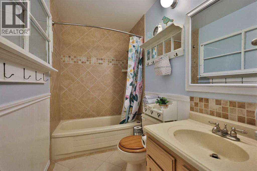 95 N 250 W, Raymond, Alberta  T0K 2S0 - Photo 33 - A2282993